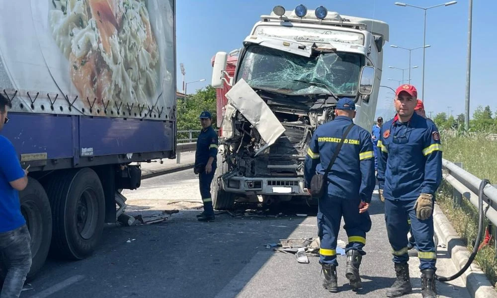 Λάρισα: Καραμπόλα με 4 φορτηγά - Στο νοσοκομείο ένα άτομο